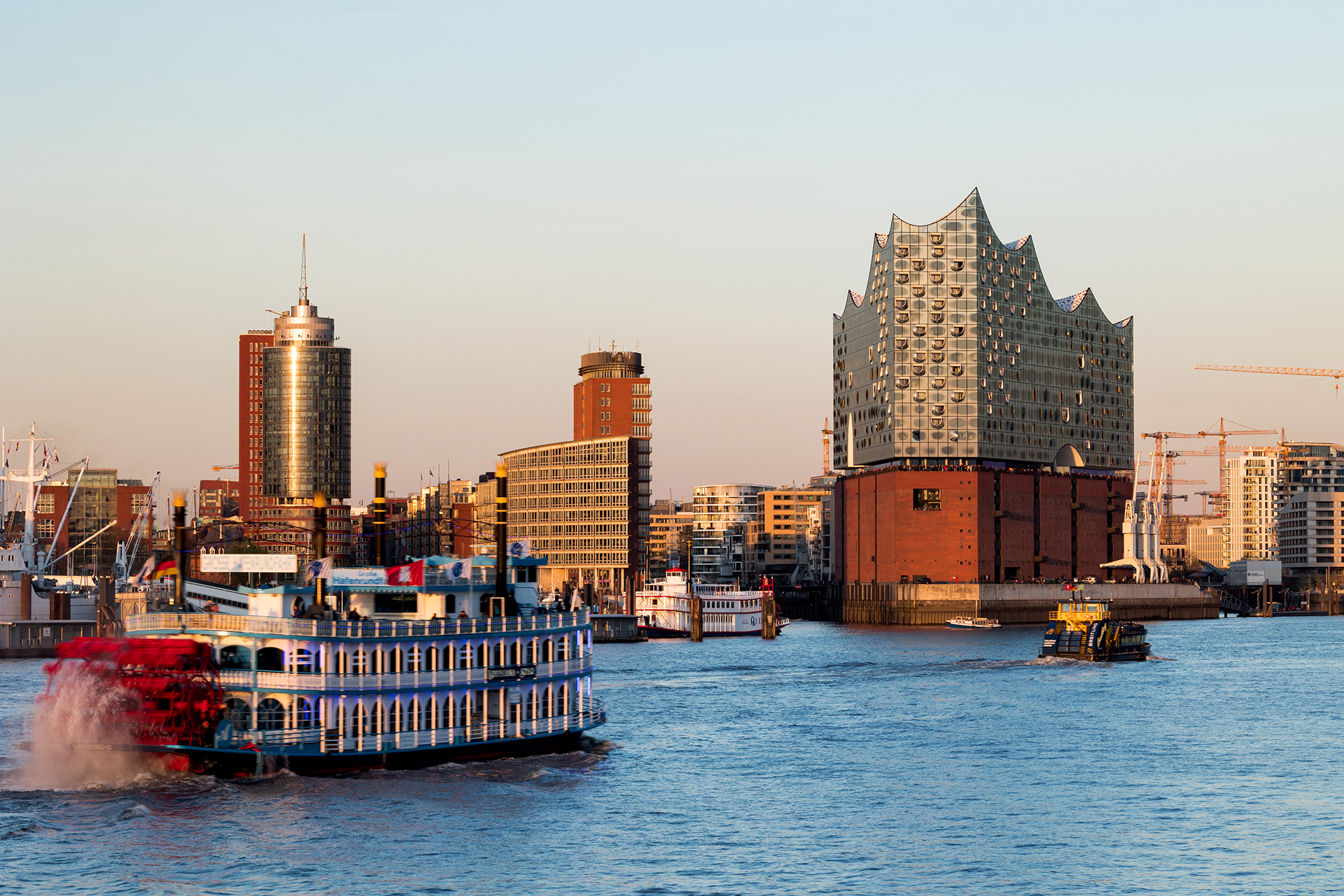 Blick auf die Elbphilharmonie und den Hamburger Hafen bei Sonnenuntergang