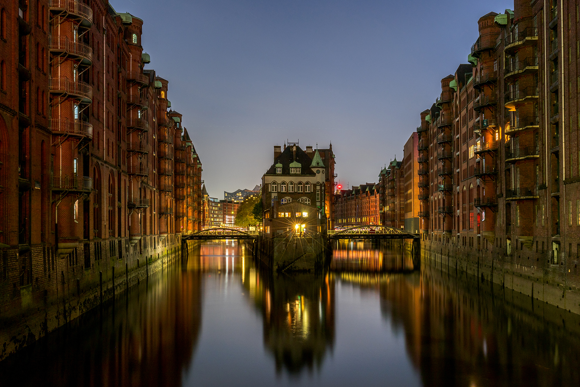 Abendstimmung in der Hamburger Speicherstadt mit beleuchteten Gebäuden